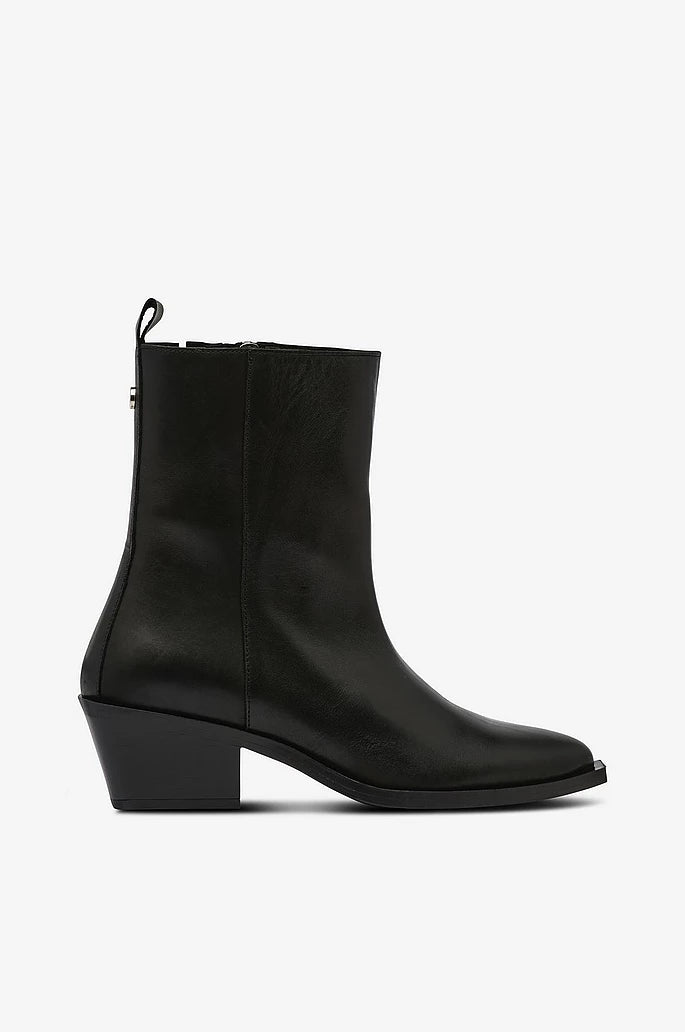 Xylena, Black Leather