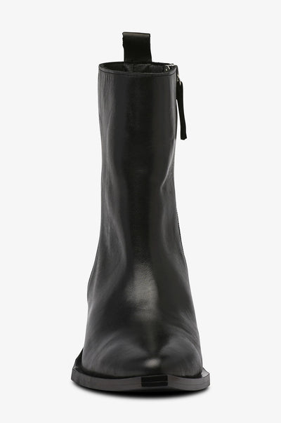 Xylena, Black Leather